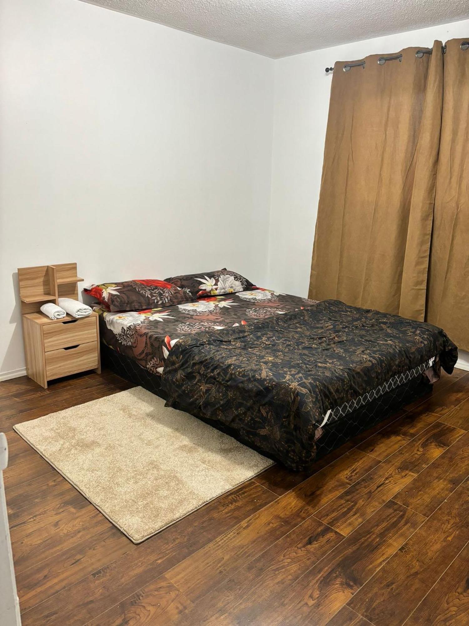 Queen Bedroom Near Sheridan College แบรมพ์ตัน ภายนอก รูปภาพ